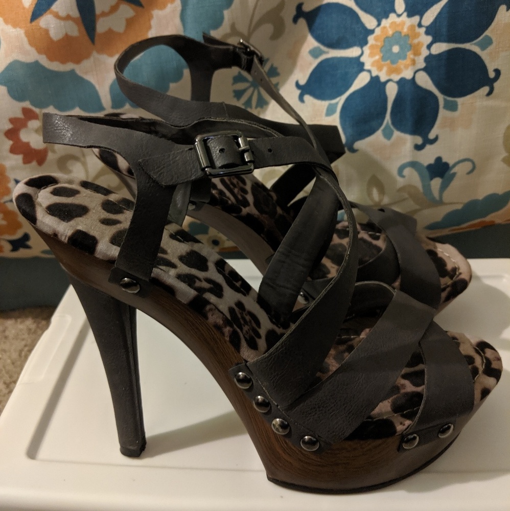 Jessica Simpson pumps